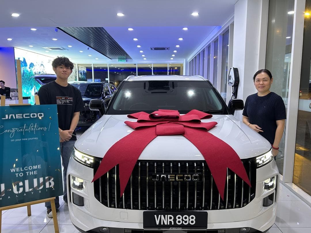 Customer collecting a Jaecoo J7 at Apple Autotech Sdn. Bhd., Bukit Jalil
