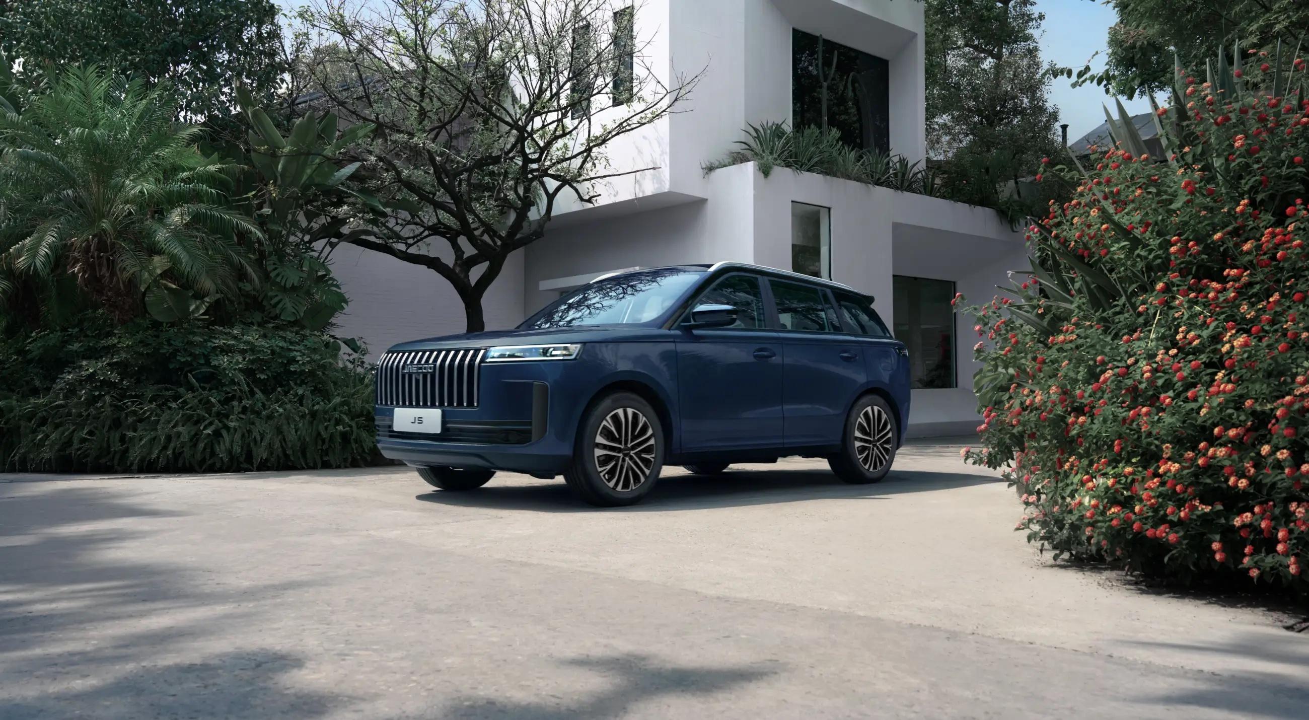 Jaecoo J5 on a driveway