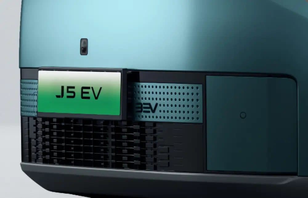Jaecoo J5 EV front with active grille shutter