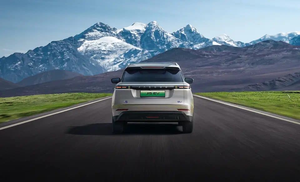 Jaecoo J5 EV on a mountain road