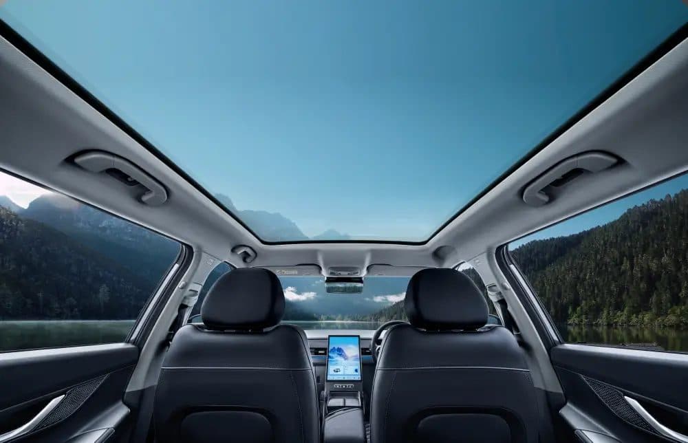 Jaecoo J5 EV panoramic glass roof