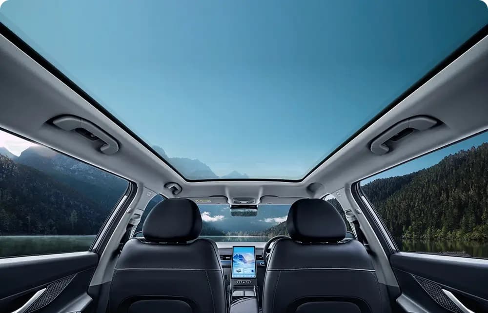 Jaecoo J5 panoramic moonroof from inside