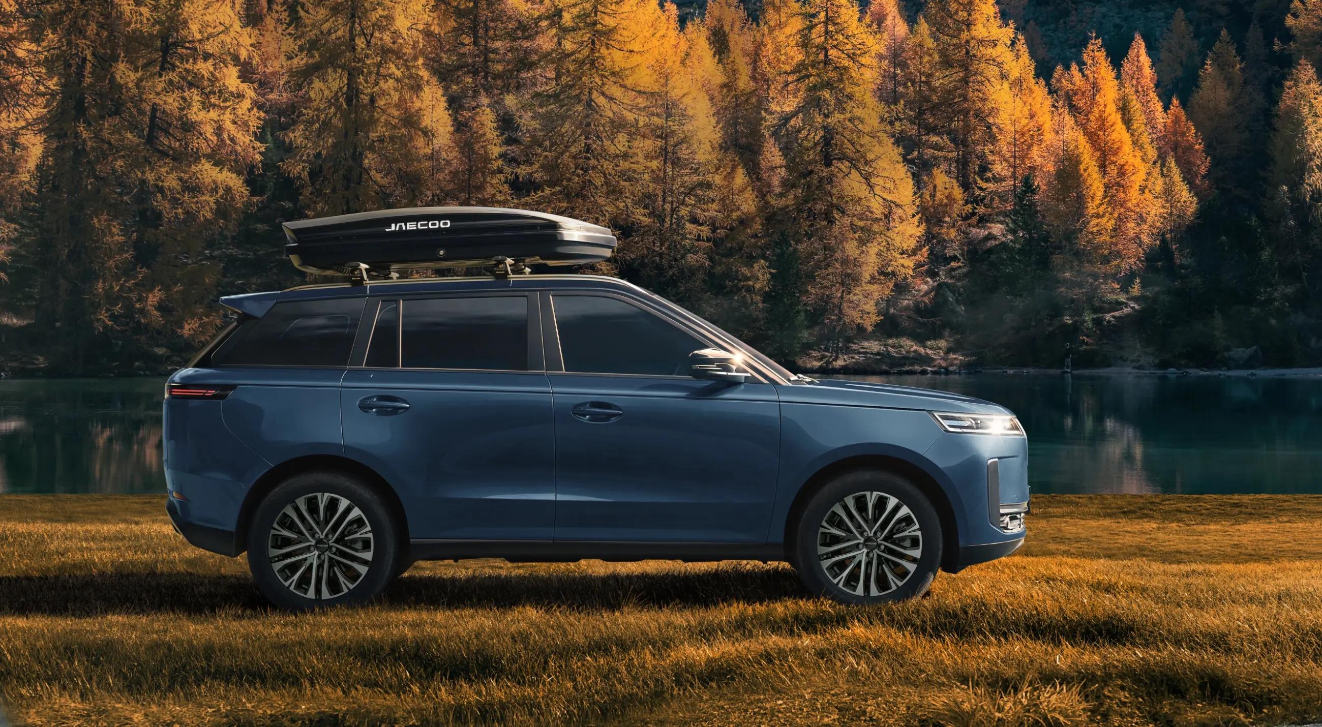 Jaecoo J5 with a roof box in autumn