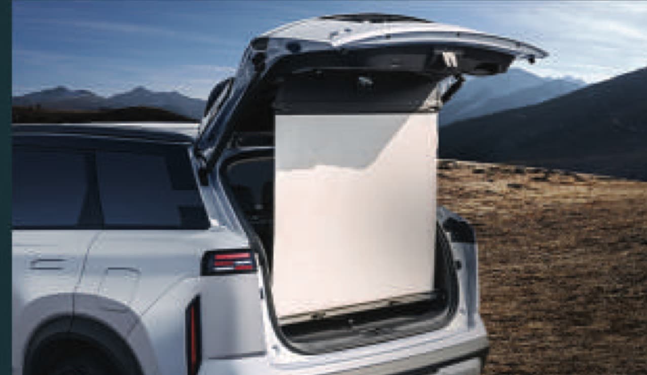 Jaecoo J7 PHEV tailgate open with the tonneau cover used as a screen