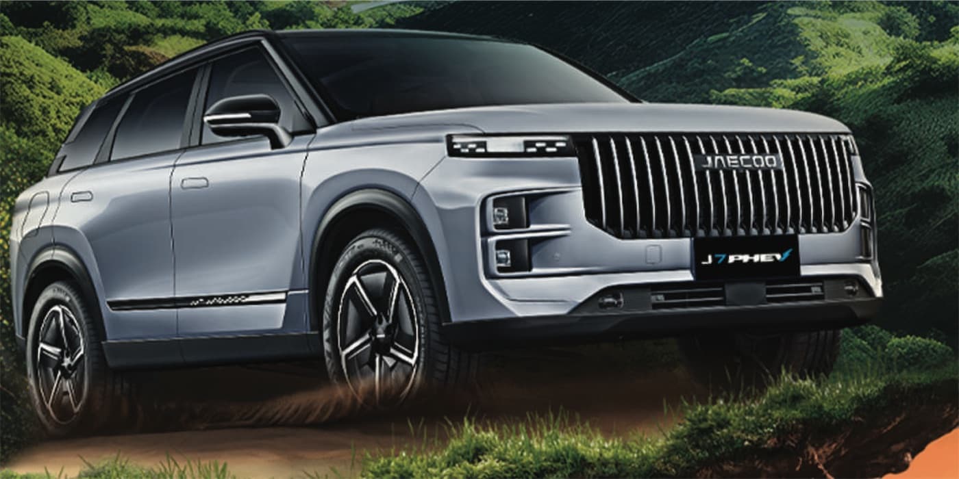 Jaecoo J7 PHEV on a grassy cliff edge
