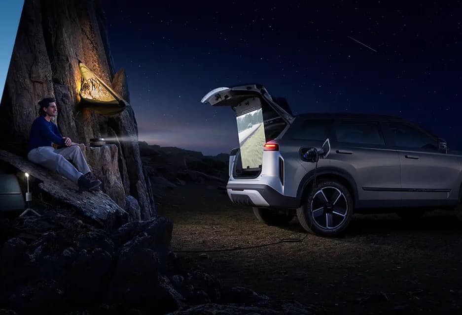 Jaecoo J7 PHEV tailgate cinema at night