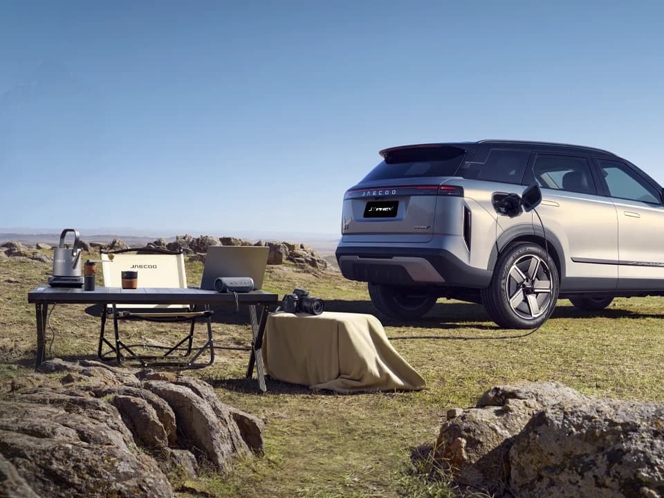 Picnic table powered by the Jaecoo J7 PHEV
