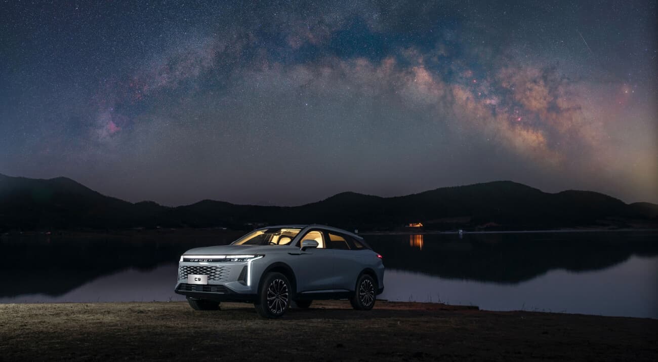 Omoda C9 under the Milky Way