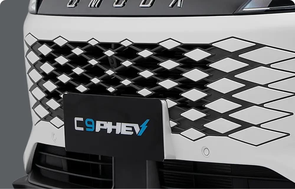 Omoda C9 PHEV diamond-matrix grille