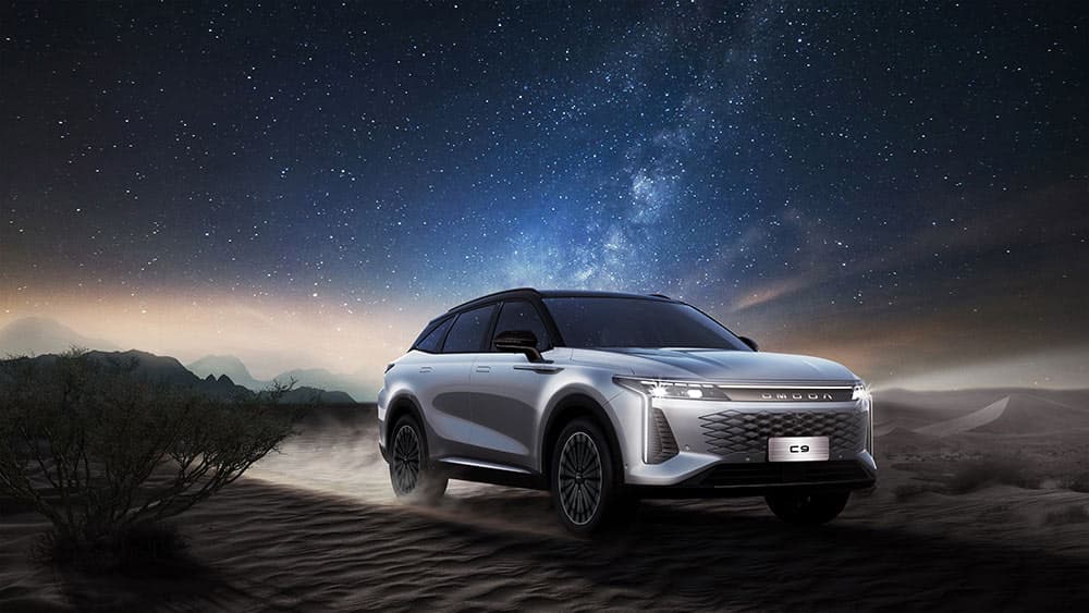 Omoda C9 driving under a starry sky
