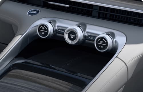 Omoda C9 wireless charger and climate controls